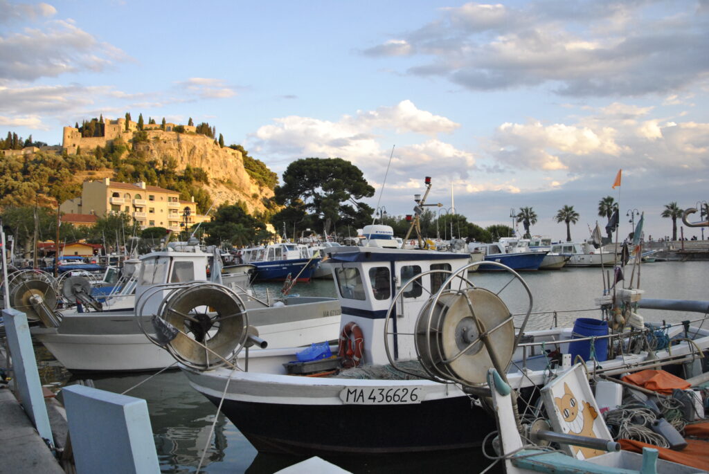 Francia-Provenza-Cassis-porto-vista castello e barche